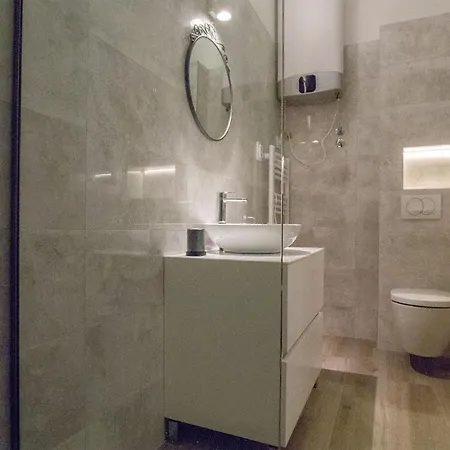 Twin Center Apartment *