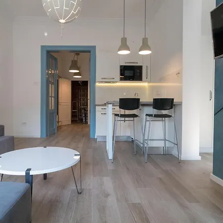 Twin Center Apartment